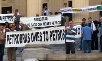 Faixas: 'Petrobras deve  Petros' - 'Deavolva nosso dinheior Petros' - Oetrobras pague suas dvidas com a Petros