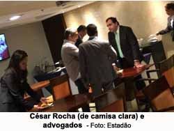 Csar Rocha (de camisa clara) e advogados  - Foto: Estado