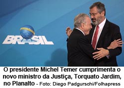 O presidente Michel Temer cumprimenta o novo ministro da Justia, Torquato Jardim, no Planalto - Foto: Diego Padgurschi/Folhapress
