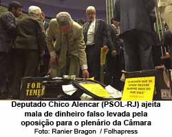 Deputado Chico Alencar (PSOL-RJ) ajeita mala de dinheiro falso levada pela oposio para o plenrio da Cmara - Foto: Ranier Bragon  / Folhapress