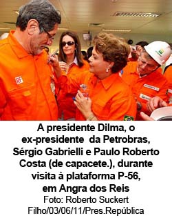 Folha de So Paulo - 03/10/14 - Presidente Dilma, o ex-presidente da Petrobras, Srgio Gabrielli e Paulo Roberto Costa (de capacete.), durante visita  P-56, em Angra dos Reis - Foto: Roberto Suckert Filho / 03062011