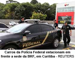Carros da Polcia Federal estacionam em frente a sede da BRF, em Curitiba - REUTERS