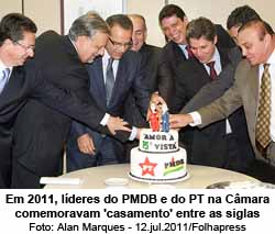 Em 2011, lderes do PMDB e do PT na Cmara comemoravam 'casamento' entre as siglas - Foto: Alan Marques - 12.jul.2011/Folhapress