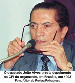 O deputado Joo Alves presta depoimento na CPI do oramento, em Braslia, em 1993 - Foto: Ailton de Freitas/Folhapress