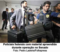 Policiais federais com material apreendido durante operao no Senado - Foto: Pedro Ladeira/Folhapress