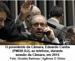 O presidente da Cmara, Eduardo Cunha (PMDB-RJ), ao telefone, durante sesso da Cmara, em 2015 - Foto: Givaldo Barbosa / Agncia O Globo