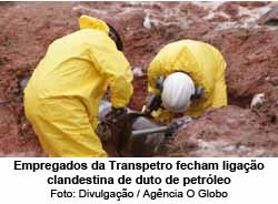 Empregados da Transpetro fecham ligao clandestina de duto de petrleo - Foto: Divulgao / Agncia O Globo