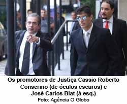 Os promotores de Justia Cassio Roberto Conserino (de culos escuros) e Jos Carlos Blat ( esq.) - Agncia O Globo