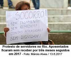 Protesto de servidores no Rio. Aposentados ficaram sem receber por trs meses seguidos em 2017.  - Foto: Mrcio Alves / 13.6.2017
