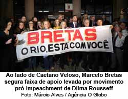 Ao lado de Caetano Veloso, Marcelo Bretas segura faixa de apoio levada por movimento pr-impeachment de Dilma Rousseff - Mrcio Alves / Agncia O Globo