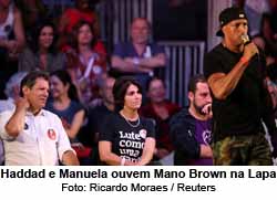 Haddad e Manuela ouvem Mano Brown na Lapa - Foto: Ricardo Moraes / Reuters