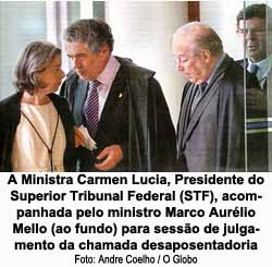 A Ministra Carmen Lucia, Presidente do Superior Tribunal Federal (STF), acompanhada pelo ministro Marco Aurlio Mello (ao fundo) para sesso de julgamento da chamada desaposentadoria - Andre Coelho / O Globo