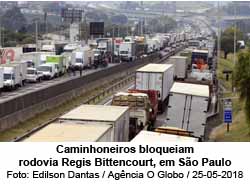 Caminhoneiros bloqueiam rodovia Regis Bittencourt, em So Paulo Foto: Edilson Dantas/Agncia O Globo/25-05-2018