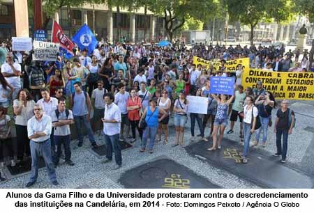 Alunos da Gama Filho e da Universidade protestaram contra o descredenciamento das instituies na Candelria, em 2014 - Foto: Domingos Peixoto / Agncia O Globo