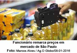 Funcionrio remarca preos em mercado de So Paulo. - Marcos Alves / Agncia O Globo/08-01-2016
