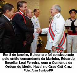 Em 8 de janeiro, Bolsonaro foi condecorado pelo ento comandante da Marinha, Eduardo Bacellar Leal Ferreira, com a Comenda da Ordem do Mrito Naval no Grau Gr-Cruz - Foto: Alan Santos/PR)
