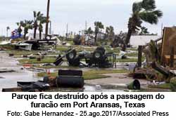 Parque fica destrudo aps a passagem do furaco em Port Aransas, Texas - Foto: Gabe Hernandez - 25.ago.2017/Associated Press