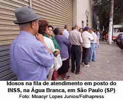 Idosos na fila de atendimento em posto do INSS, na gua Branca, em So Paulo (SP) - Foto: Moacyr Lopes Junios/Folhapress