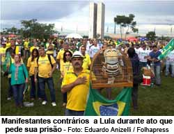 Manifestantes contrrios  a Lula durante ato que pede sua priso - Foto: Eduardo Anizelli / Folhapress