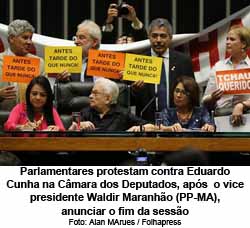 Parlamentares protestam contra Eduardo Cunha na Cmara dos Deputados, aps o vice presidente Waldir Maranho (PP-MA), anunciar o fim da sesso - Foto: Alan Marques / Folhapress