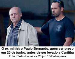 O ex-ministro Paulo Bernardo, aps ser preso em 23 de junho, antes de ser levado a Curitiba - Pedro Ladeira - 23.jun.16/Folhapress