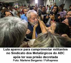 Lula aparece para cumprimentar militantes no Sindicato dos Metalrgicos do ABC aps ter sua priso decretada - Foto: Marlene Bergamo / Folhapress