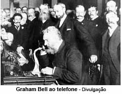 Graham Bell ao telefone - Divulgação