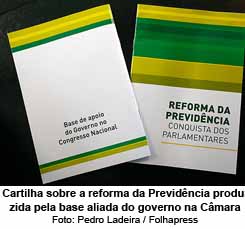 Cartilha sobre a reforma da Previdncia produzida pela base aliada do governo na Cmara - Foto: Pedro Ladeira / Folhapress