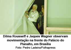 Dilma Rousseff e Jaques Wagner observam movimentao na frente do Palcio do Planalto, em Braslia - Pedro Ladeira/Folhapress
