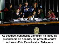 s escuras, senadoras almoam na mesa da presidncia do Senado, em protesto contra reforma - Foto: Pedro Ladeira / Folhapress