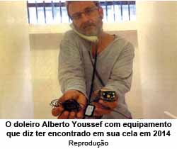 O doleiro Alberto Youssef com equipamento que diz ter encontrado em sua cela em 2014 - Reproduo