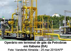 Operrio em terminal de gs da Petrobras em Itabuna (BA) - Vanderlei Almeida - 25.mar.2010/AFP