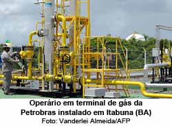 Operrio em terminal de gs da Petrobras instalado em Itabuna (BA) - Foto: Vanderlei Almeida/AFP