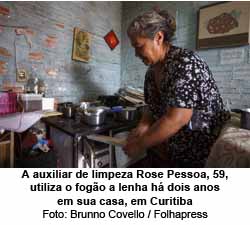 A auxiliar de limpeza Rose Pessoa, 59, utiliza o fogo a lenha h dois anos em sua casa, em Curitiba - Brunno Covello/Folhapress