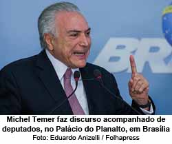 Michel Temer faz discurso acompanhado de deputados, no Palcio do Planalto, em Brasilia - Foto: Eduardo Anizelli / Folhapress