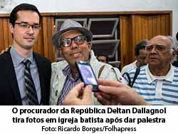 Folha de So Paulo - 28/07/15 - O procurador da Repblica Deltan Dallagnol tira fotos em igreja batista aps dar palestra Foto: Ricardo Borges/Folhapress