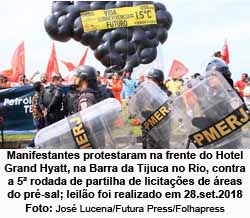 Manifestantes protestaram na frente do Hotel Grand Hyatt, na Barra da Tijuca no Rio, contra a 5ª rodada de partilha de licitações de áreas do pré-sal; leilão foi realizado em 28.set.2018 - José Lucena/Futura Press/Folhapress