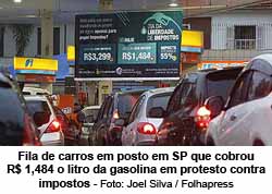 Fila de carros em posto em SP que cobrou R$ 1,484 o litro da gasolina em protesto contra impostos - Joel Silva/Folhapress