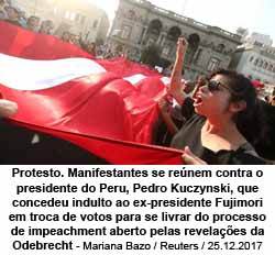 Protesto. Manifestantes se renem contra o presidente do Peru, Pedro Kuczynski, que concedeu indulto ao ex-presidente Fujimori em troca de votos para se livrar do processo de impeachment aberto pelas revelaes da Odebrecht - Foto: Mariana Bazo / Reuters / 25.12.2017