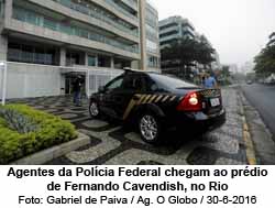 Agentes da Polcia Federal chegam ao prdio de Fernando Cavendish, no Rio - Gabriel de Paiva / Agncia O Globo / 30-6-2016