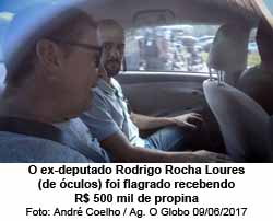 O ex-deputado Rodrigo Rocha Loures (de culos) foi flagrado recebendo R$ 500 mil de propina - Andr Coelho / Agncia O Globo 09/06/2017