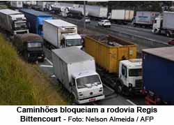 Caminhes bloqueiam a rodovia Regis Bittencourt. Foto: Nelson Almeida/AFP