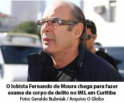 O Globo - 03/11/2015 - O lobista Fernando de Moura chega para fazer exame de corpo de delito no IML em Curitiba - Geraldo Bubniak / Arquivo O Globo