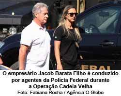 O empresrio Jacob Barata Filho  conduzido por agentes da Polcia Federal durante a Operao Cadeia Velha - Fabiano Rocha / Agncia O Globo