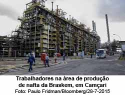 O Globo - 06/11/2015 - Trabalhadores na rea de produo de nafta da Braskem, em Camari - Paulo Fridman / Paulo Fridman/Bloomberg/28-7-2015