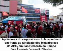 Apoiadores do ex-presidente Lula se renem em frente ao Sindicato dos Metalrgicos do ABC, em So Bernardo do Campo - Leonardo Benassatto / Reuters