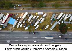 Caminhões parados durante a greve - Foto: Nilton Cardin / Parceiro / Agência O Globo