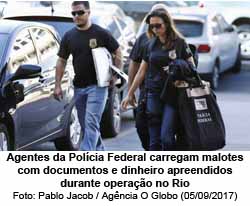 Agentes da PF carregam malotes com documentos e dinheiro - Pablo Jacob / Agncia O Globo / 5.set.2017