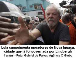 Lula cumprimenta moradores de Nova Iguau, cidade que j foi governada por Lindbergh Farias - Foto: Gabriel de Paiva / Agncia O Globo
