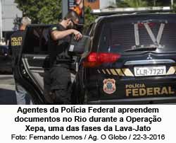 Agentes da Polcia Federal apreendem documentos no Rio durante a Operao Xepa, uma das fases da Lava-Jato - Fernando Lemos / Agncia O Globo / 22-3-2016